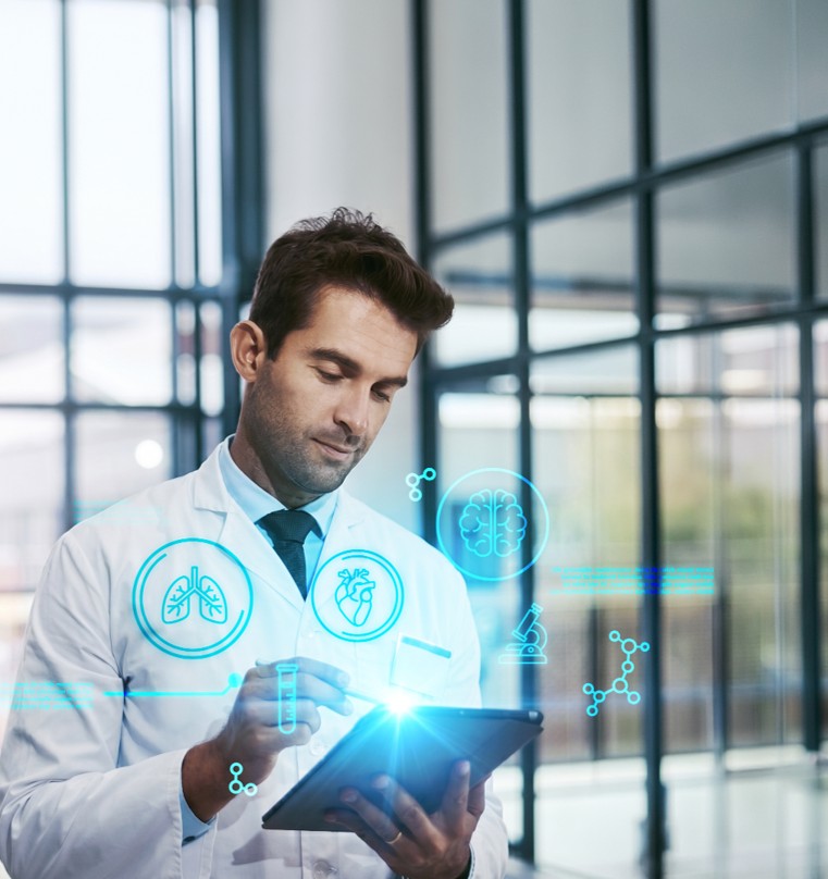 Médico consultando resultados en Chopo Médicos desde su tableta