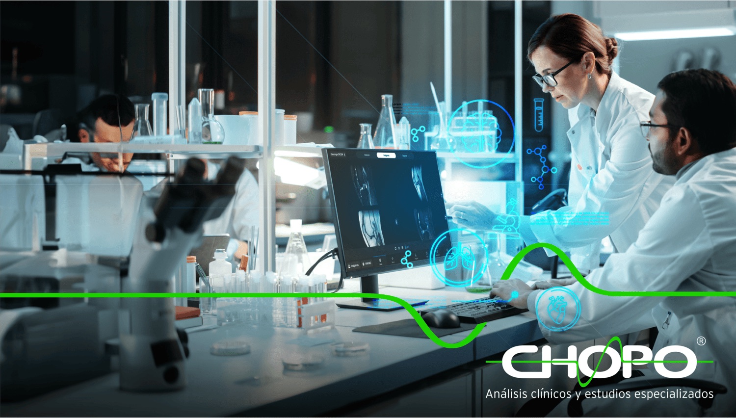 Especialistas revisando estudios de investigación · Chopo
